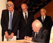 Signature du livre d'or. En partant de la gauche : Thierry Lautard, (...)