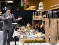 Tom Chesneau en train de présenter son buffet aux membres du (...)