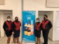 Les sommeliers devant l'affiche des vins de Rangiroa