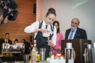 Laura pendant la création du cocktail