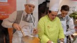 Les élèves du Gué et Laurent Maudry, leur professeur de cuisine