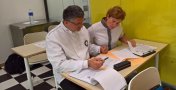 Deux membres du jury évaluent