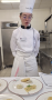 Une candidate expose sa production